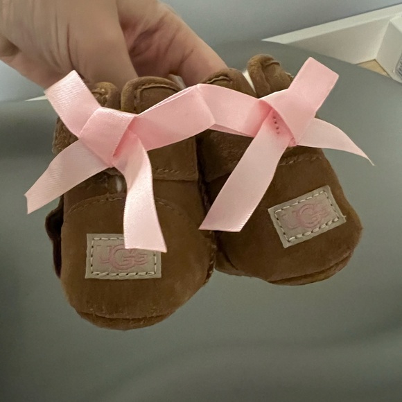 UGG Brown Baby Shoes with Pink Ribbon new without tags - Picture 2 of 4